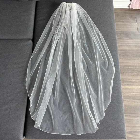 David's Bridal - Ivory Fingertip Veil - Picture 1 of 6